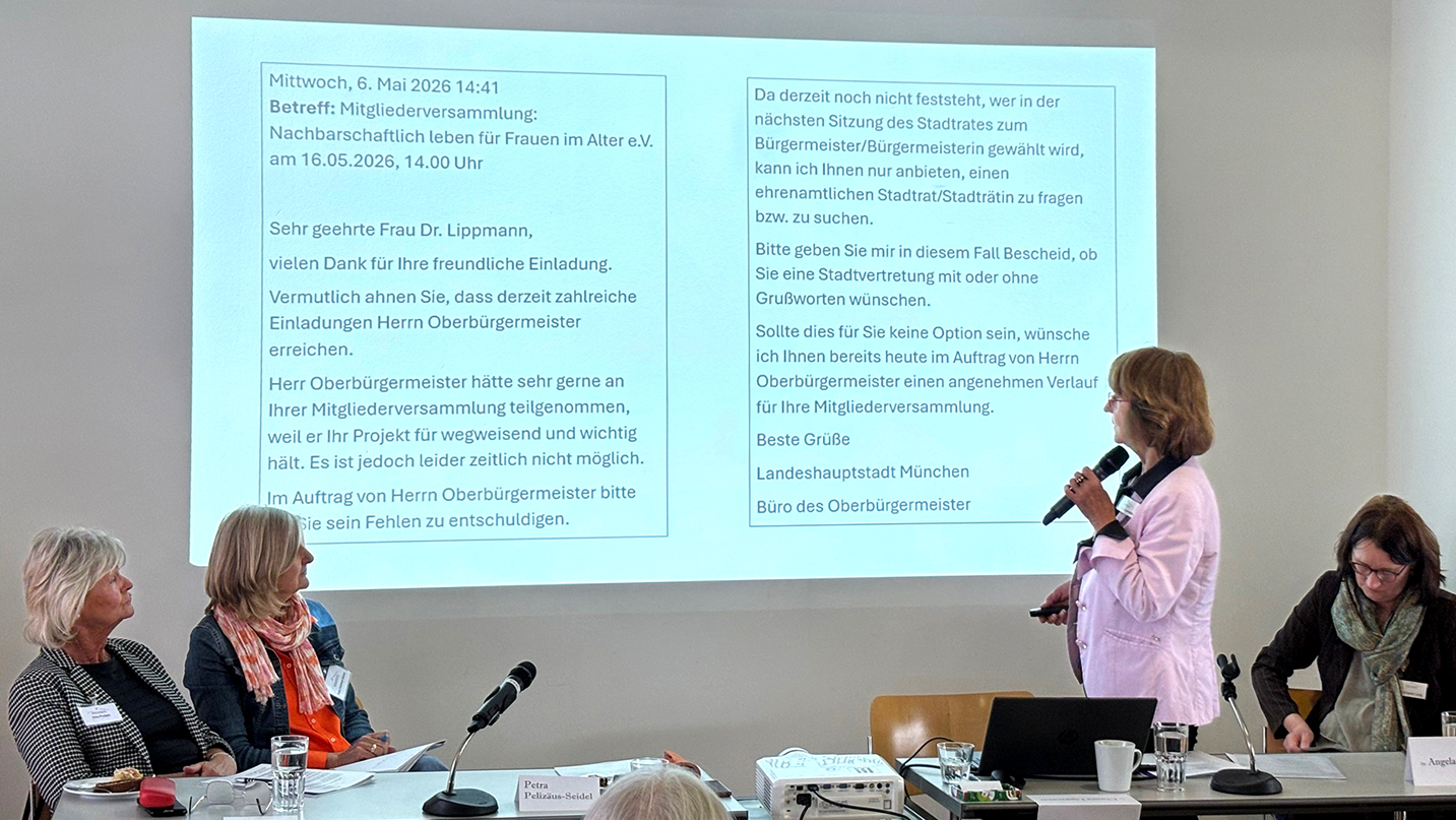 Christa Lippmann verliest die Grußworte des neuen Münchner Oberbürgermeisters Dominik Krause